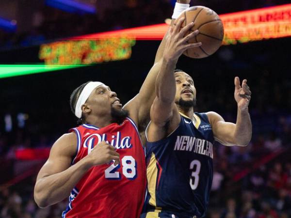 CJ McCollum (kanan) mencetak 38 poin saat New Orleans Pelicans menang 123-115 atas Philadelphia 76ers pada hari Jumat (10/1) malam. (Foto: AP)