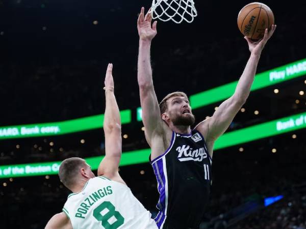 Domantas Sabonis (kanan) mencetak 23 poin saat Sacramento Kings mengalahkan Boston Celtics 114-97 pada Jumat (10/1) malam. (Foto: AP)