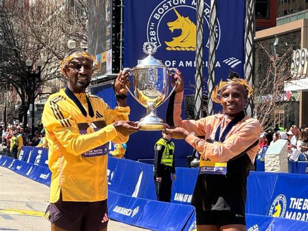 Hellen Obiri (kanan) dan Sisay Lemma berpose setelah menjuarai Maraton Boston tahun lalu. (Foto: AP)