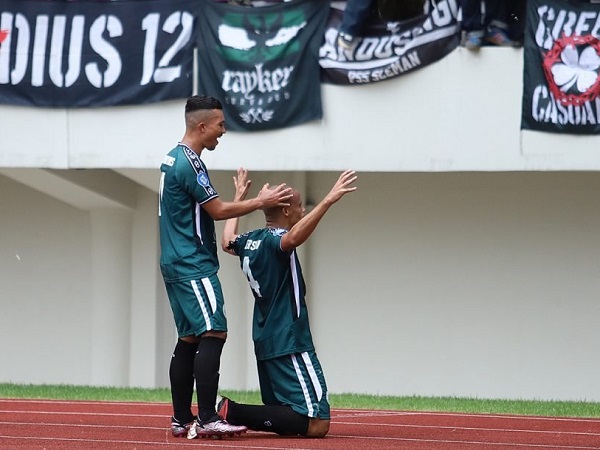 Pemain bertahan PSS Sleman, Cleberson merayakan gol ke gawang Persebaya