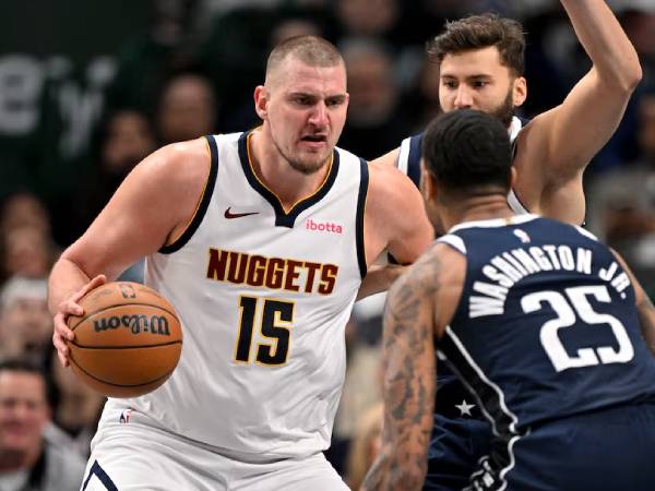 Nikola Jokic (kiri) hampir mencetak triple double saat Denver Nuggets menang 112-101 atas Dallas Mavericks pada hari Minggu (12/1) sore. (Foto: AP)