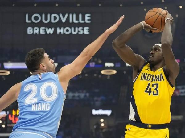 Pascal Siakam (kanan) mencetak 18 poin saat Indiana Pacers meraih kemenangan 108-93 atas Cleveland Cavaliers pada hari Minggu (12/1) malam. (Foto: AP)