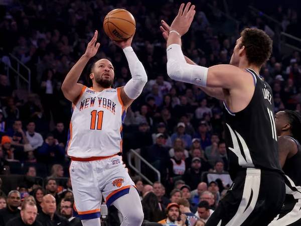 Jalen Brunson (kiri) mencetak 44 poin saat New York Knicks meraih kemenangan 140-106 atas Milwaukee Bucks pada hari Minggu (12/1) sore. (Foto: AP)