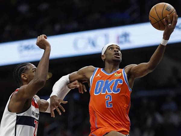 Shai Gilgeous-Alexander (kanan) mencetak 27 poin saat Oklahoma City Thunder mengalahkan Washington 136-95 pada hari Minggu (12/1) malam. (Foto: AP)