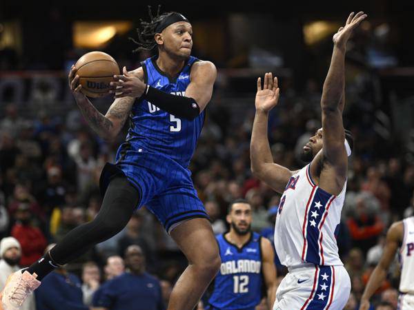 Paolo Banchero (kiri) mengemas 20 poin saat Orlando Magic mengalahkan tim tamu Philadelphia 76ers 104-99 pada hari Minggu (12/1) malam. (Foto: AP)