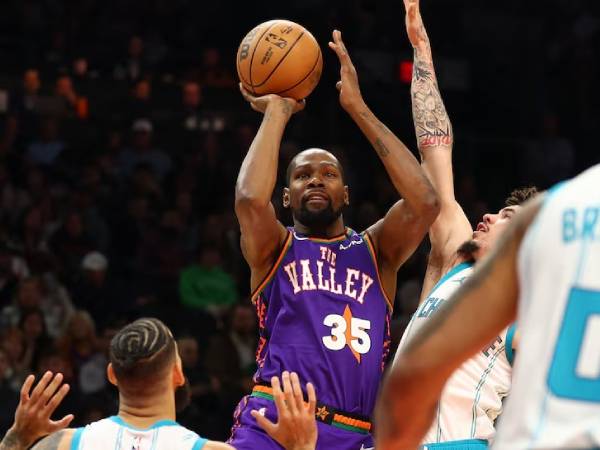 Kevin Durant mencetak 27 poin saat Phoenix Suns menang 120-113 atas tim tamu Charlotte Hornets pada Minggu (12/1) malam. (Foto: AP)