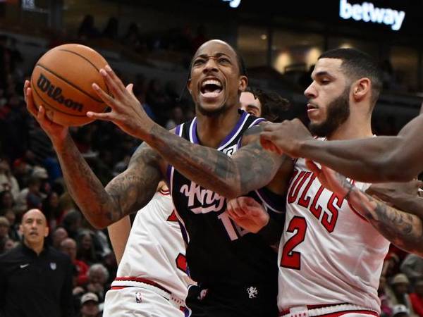 DeMar DeRozan (kiri) mencetak 21 poin saat tim tamu Sacramento Kings mengalahkan Chicago Bulls 124-119 pada Minggu (12/1) sore. (Foto: AP)