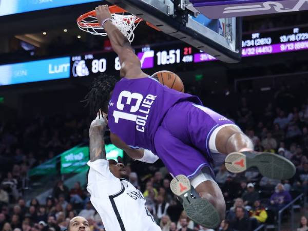 Isaiah Collier melakukan dunk saat Utah Jazz menang 112-111 melalui babak perpanjangan waktu atas Brooklyn Nets pada hari Minggu (12/1) malam. (Foto: AP)