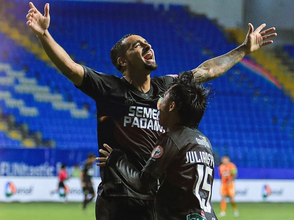 Penyerang anyar Semen Padang FC, Bruno Gomes merayakan gol ke gawang Borneo FC