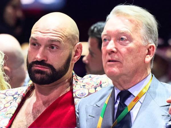 Tyson Fury (kiri) dan promotor Frank Warren. (Foto: Fight TV)