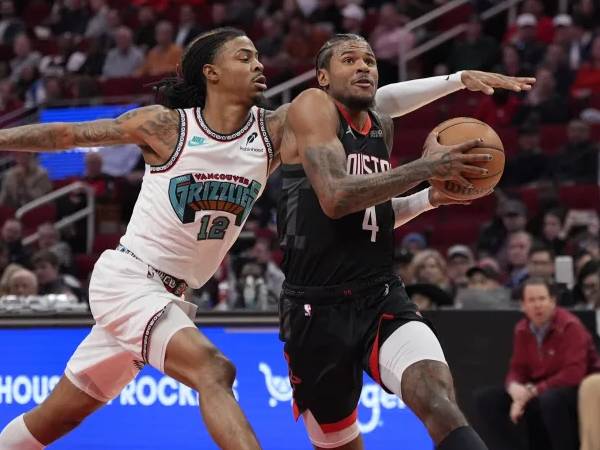 Jalen Green (kanan) mencetak 42 poin saat Houston Rockets mengalahkan tim tamu Memphis Grizzlies 120-118 pada hari Senin (13/1) malam. (Foto: AP)