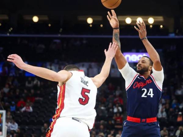 Norman Powell (kanan) mencetak 29 poin saat Los Angeles Clippers mengalahkan Miami Heat 109-98 pada hari Senin (13/1) malam. (Foto: AP)