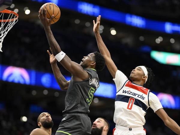 Anthony Edwards (kiri) mencetak 41 poin saat tim tamu Minnesota Timberwolves menang 120-106 atas Washington Wizards pada Senin (13/1) malam. (Foto: AP)