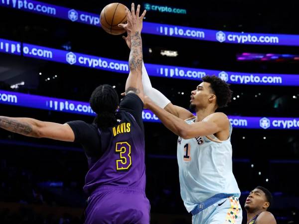 Victor Wembanyama (kanan) mencetak 23 poin saat San Antonio Spurs menang 126-102 atas Los Angeles Lakers pada hari Senin (13/1) malam. (Foto: AP)