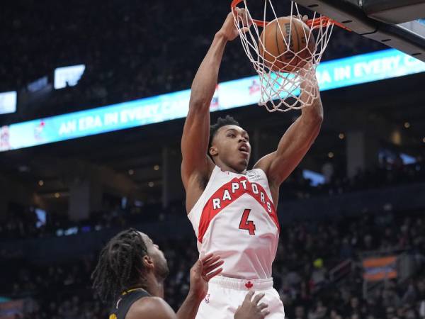 Scottie Barnes mencetak 23 poin saat Toronto Raptors meraih kemenangan 104-101 atas tim tamu Golden State Warriors pada Senin (13/1) malam. (Foto: AP)