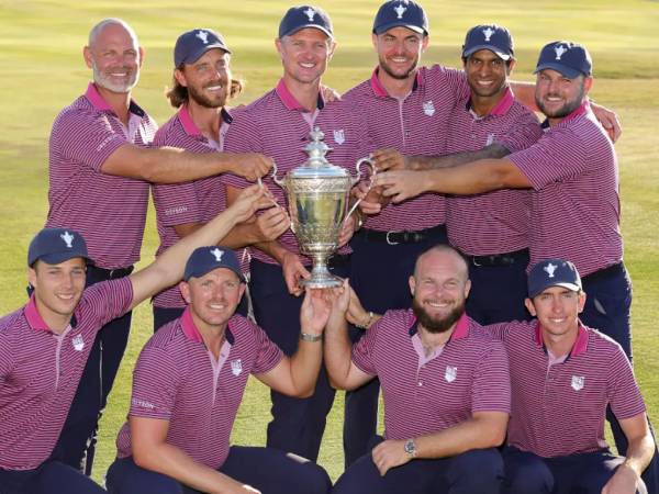 Seluruh pemain Inggris & Irlandia berpose dengan trofi Team Cup 2025. (Foto: Golf Digest)