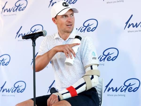 Jordan Spieth memberikan keterangan pers dengan tangan kiri dibalut gips. (Foto: Golf Digest)