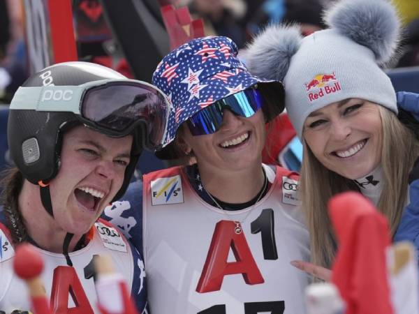 Peringkat kedua Stephanie Venier, pemenang Lauren Macuga, dan peringkat keempat Lindsey Vonn berpose setelah menyelesaikan lomba ski alpine, Piala Dunia wanita super G. (Foto: AP)