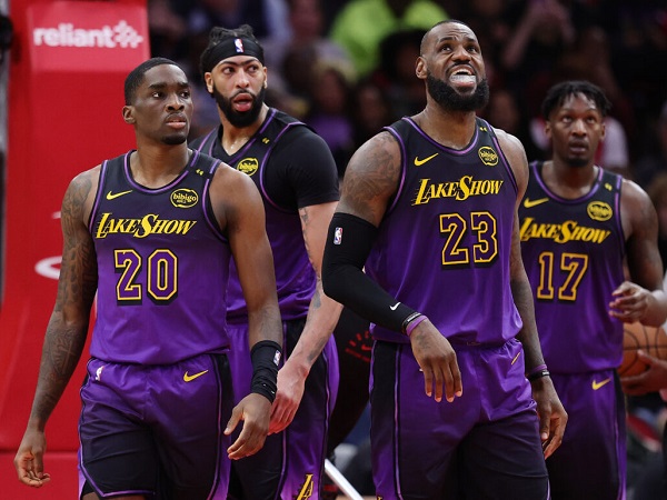 LeBron James sebut Lakers harus terus berbenah.