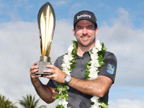 Nick Taylor berpose dengan trofi Sony Open. (Foto: Golf Digest)