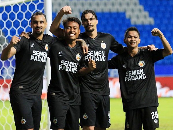 Pemain Semen Padang FC merayakan gol ke gawang Borneo FC