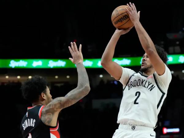 Cameron Johnson (kanan) mencetak 24 poin saat Brooklyn Nets menang 132-114 atas tuan rumah Portland Trail Blazers pada Selasa (14/1) malam. (Foto: AP)