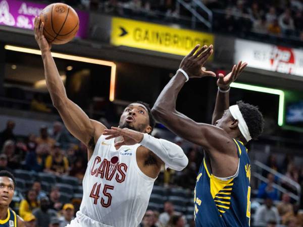 Donovan Mitchell (kiri) mencetak 35 poin saat Cleveland Cavaliers mengalahkan Indiana Pacers 127-117 di Indianapolis pada Selasa (14/1) malam. (Foto: AP)