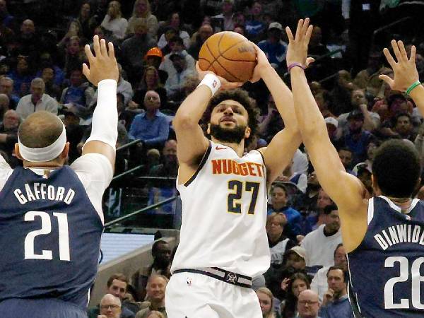 Jamal Murray (tengah) mencetak 45 poin saat Denver Nuggets menang 118-99 atas Dallas Mavericks pada Selasa (14/1) malam. (Foto: AP)