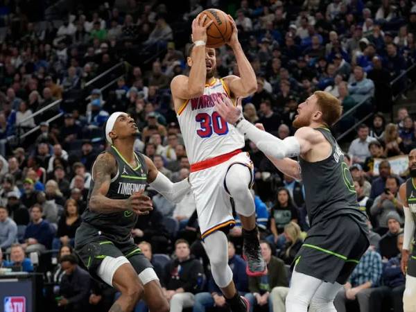 Stephen Curry (tengah) mencetak 31 poin saat Golden State Warriors menang 116-115 atas Minnesota Timberwolves pada Rabu (15/1) malam. (Foto: AP)