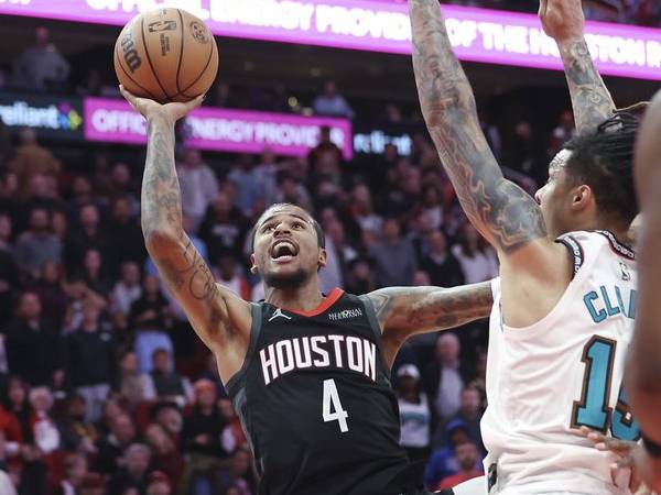 Jalen Green (kiri) mencetak 34 poinsaat tim tamu Houston Rockets mengalahkan Denver Nuggets 128-108 pada Rabu (15/1) malam. (Foto: AP)