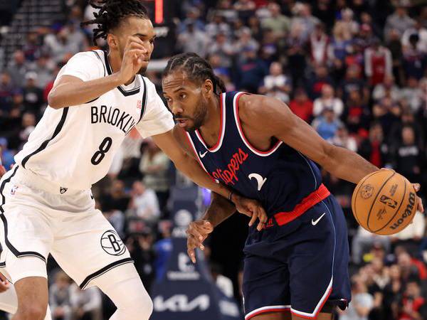 Kawhi Leonard (kanan) mencetak 23 poin saat Los Angeles Clippers menghancurkan tim tamu Brooklyn Nets 126-67 pada Rabu (15/1) malam. (Foto: AP)