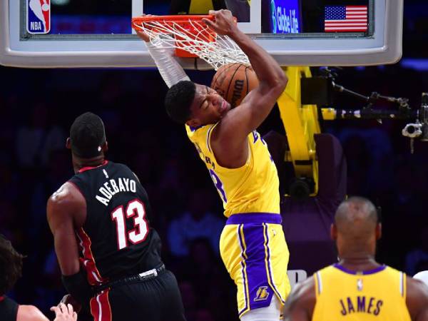 Rui Hachimura (tengah) mencetak 23 poin saat Los Angeles Lakers mengalahkan tim tamu Miami Heat 117-108 pada hari Rabu (15/1) malam. (Foto: AP)