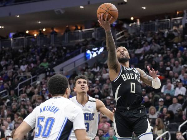 Damian Lillard (kanan) mencetak 30 poin saat Milwaukee Bucks menang 122-93 atas Orlando Magic pada hari Rabu (15/1) malam. (Foto: AP)