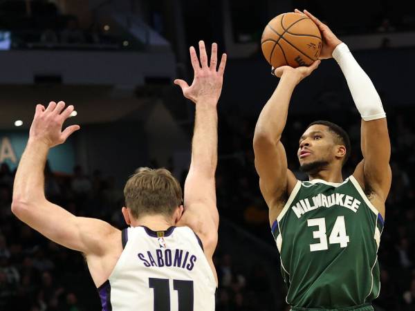 Giannis Antetokounmpo (kanan) mencetak 33 poin saat Milwaukee Bucks menang 130-115 atas tim tamu Kings pada Selasa (14/1) malam. (Foto: AP)