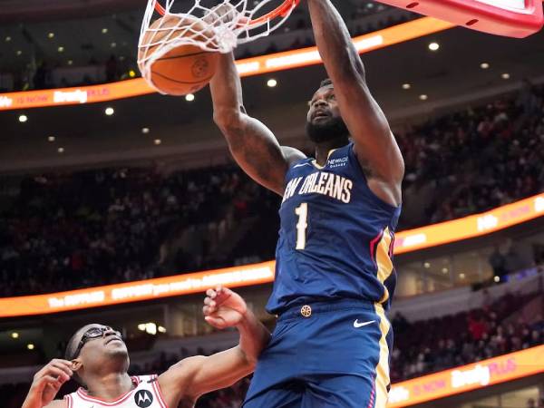 Zion Williamson (kanan) mencetak 21 poin saat tim tamu New Orleans Pelicans menang 119-113 atas Chicago Bulls pada Selasa (14/1) malam. (Foto: AP)