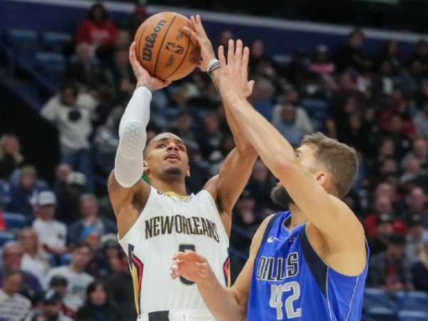 Dejounte Murray (kiri) mencetak 30 poin saat New Orleans Pelicans mengalahkan Dallas Mavericks 119-116 pada Rabu (15/1) malam. (Foto: AP)