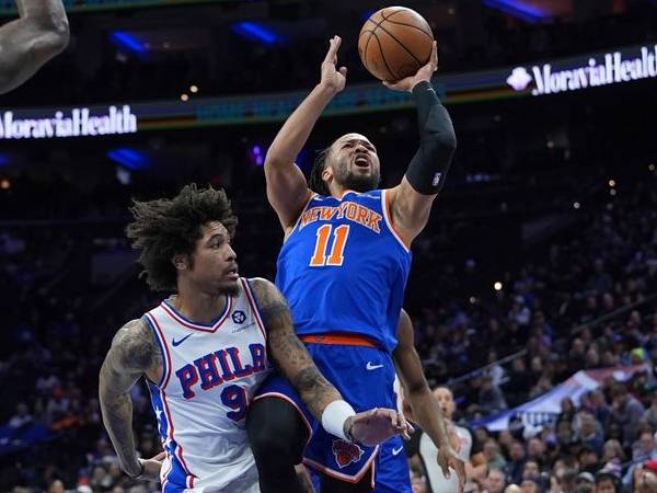 Jalen Brunson (kanan) mencetak 38 poin saat New York Knicks mengalahkan Philadelphia 76ers 125-119 lewat babak perpanjangan waktu pada Rabu (15/1) malam. (Foto: AP)