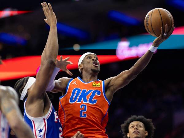 Shai Gilgeous-Alexander (kanan) mencetak 32 poin saat tim tamu Oklahoma City Thunder menang 118-102 atas Philadelphia 76ers pada Selasa (14/1) malam. (Foto: AP)