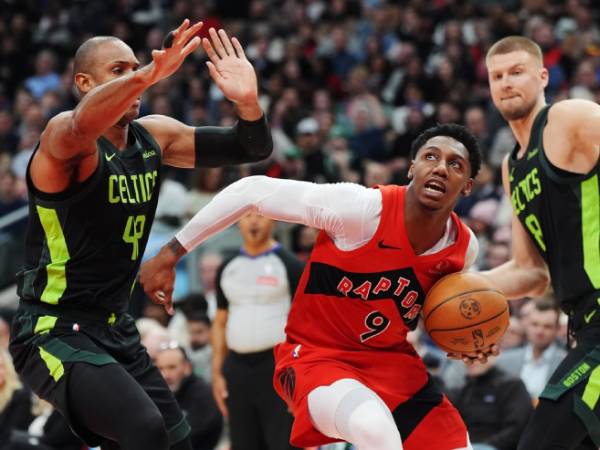 RJ Barrett (kanan) mencetak 22 poin saat Toronto Raptors mengalahkan tim tamu Boston Celtics 110-97 pada Rabu (15/1) malam. (Foto: AP)