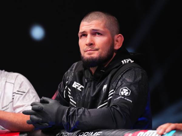 Khabib Nurmagomedov beralih ke peran yang pernah ditempati oleh ayahnya, saat ia membantu membentuk karier rekan-rekan satu timnya. (Foto: Fight TV)