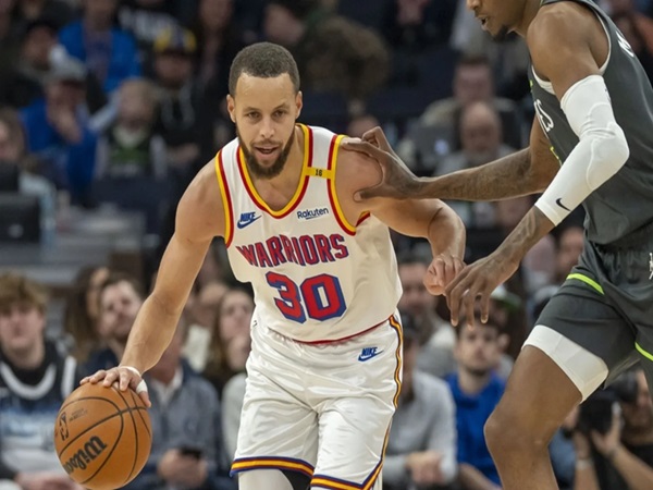 Stephen Curry Antarkan Warriors Susah Payah Menang Atas Timberwolves