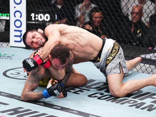 Juara Kelas Ringan Islam Makhachev Menang Mudah Di Laga Utama UFC 311