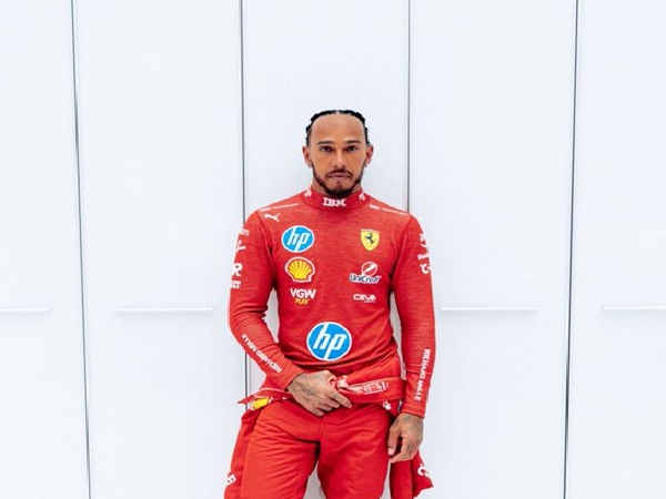 Lewis Hamilton Pertama Kali Pamerkan Baju Balap Ferrari