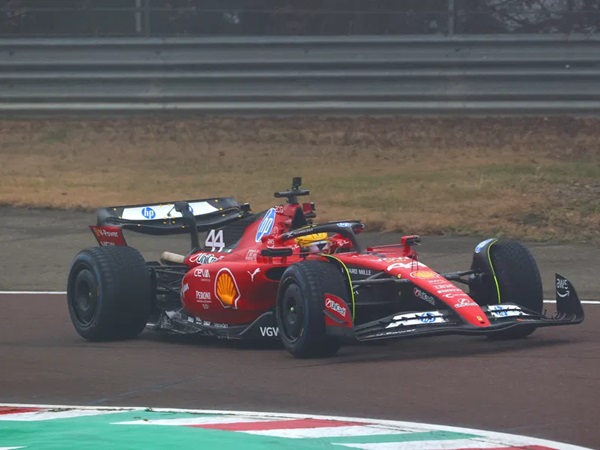 Lewis Hamilton Selesaikan Tes Pertamanya di Depan Fans Ferrari