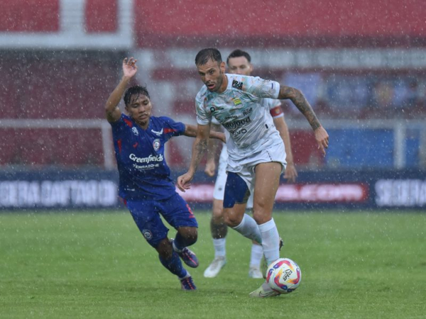 Tekuk Arema 3-1, Persib Sukses Hentikan Puasa Kemenangan