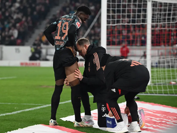 Eberl Pastikan Alphonso Davies Tak Cedera Parah Usai Ditekel Pemain Stuttgart