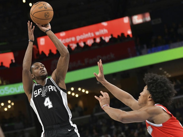 De'Aaron Fox Antarkan Spurs Sudahi Perlawanan Grizzlies