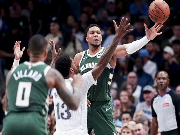 Giannis Antetokounmpo Antarkan Bucks Libas Mavericks