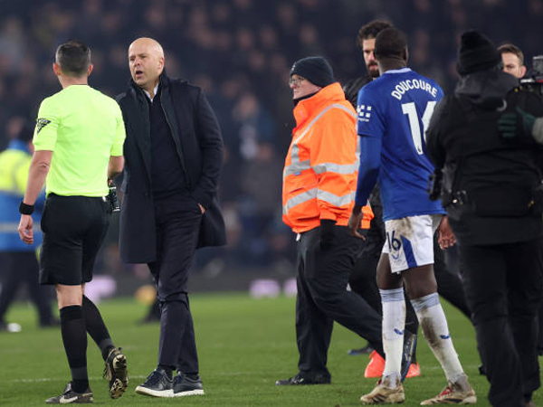 Dihukum Dua Laga, Ini yang Dikatakan Arne Slot Kepada Wasit Michael Oliver