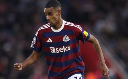 Alan Smith Sarankan Arsenal Lepas Dua Pemain Demi Gaet Alexander Isak